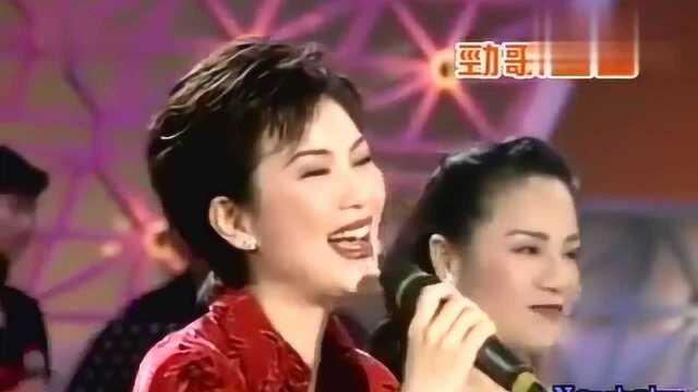 小调歌后张凤凤和群星合唱《回想曲》,唱腔别有韵味,令人心醉