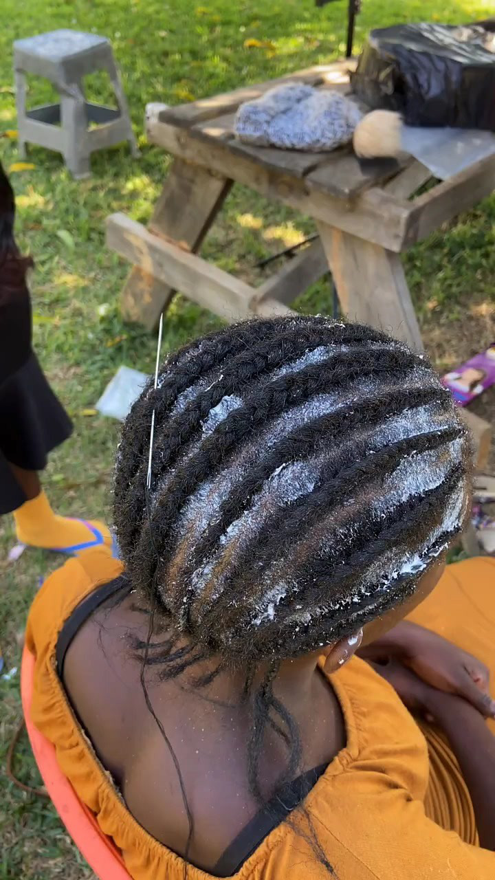 你知道吗?非洲女人头上的脏辫原来是这样来的!