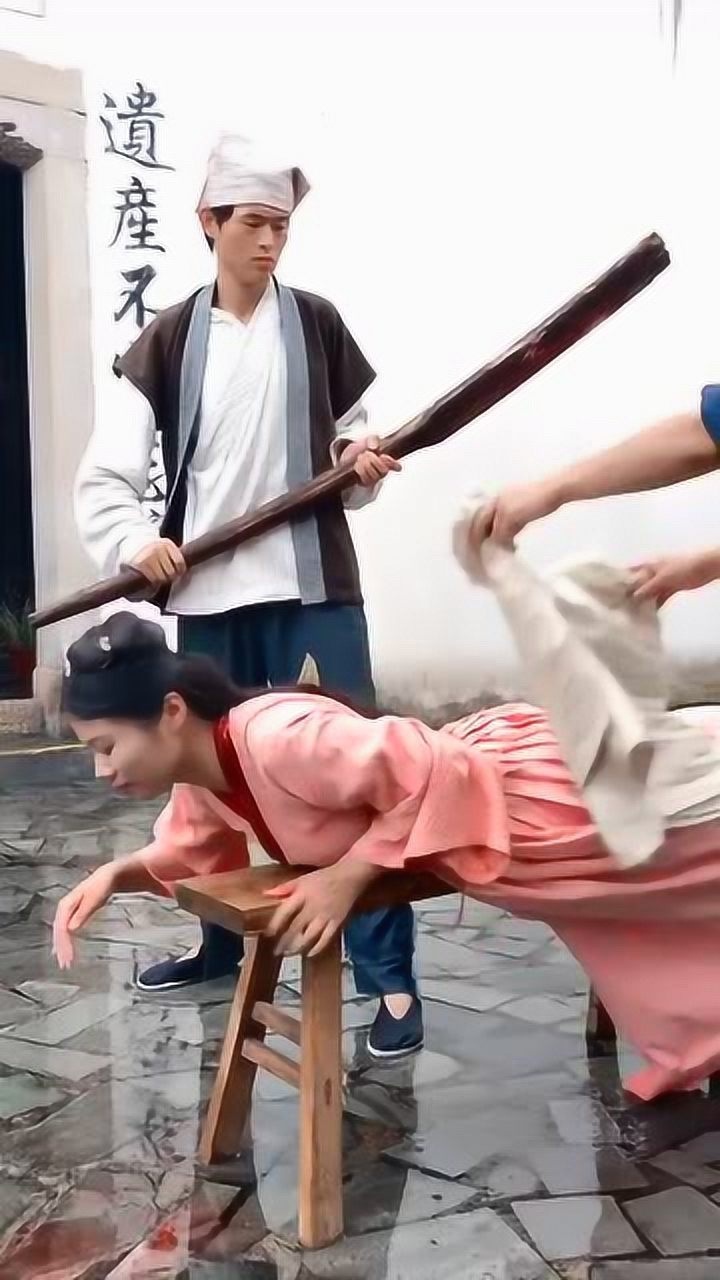 导演要罚小姐姐挨上30大板，看这板子你们能挨多少下呢_高清