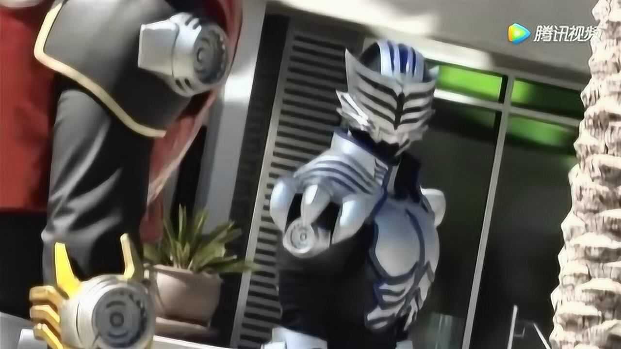 美版假面骑士龙骑龙骑的一举一动都被他看在眼里他有什么目的呢