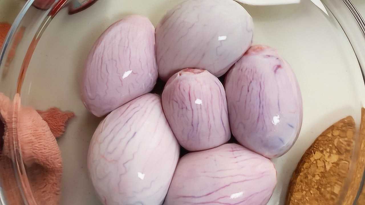 小伙120元买了6个牛蛋,切成花刀大火爆炒,就着小酒吃美了!