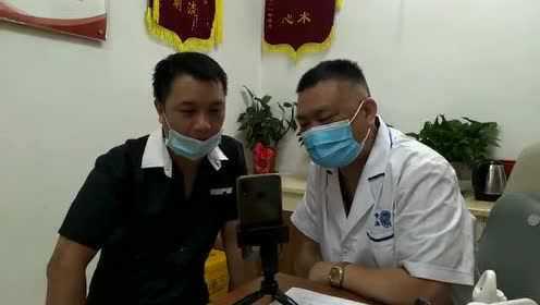 刘永生教授远程视频会诊与患者讲解咖啡斑治疗