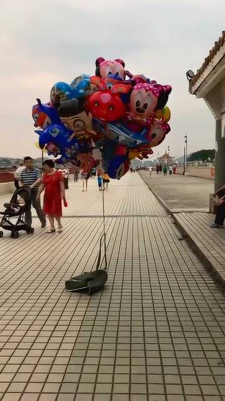 美女摆地摊卖气球,天上的生意她都接,这收摊快