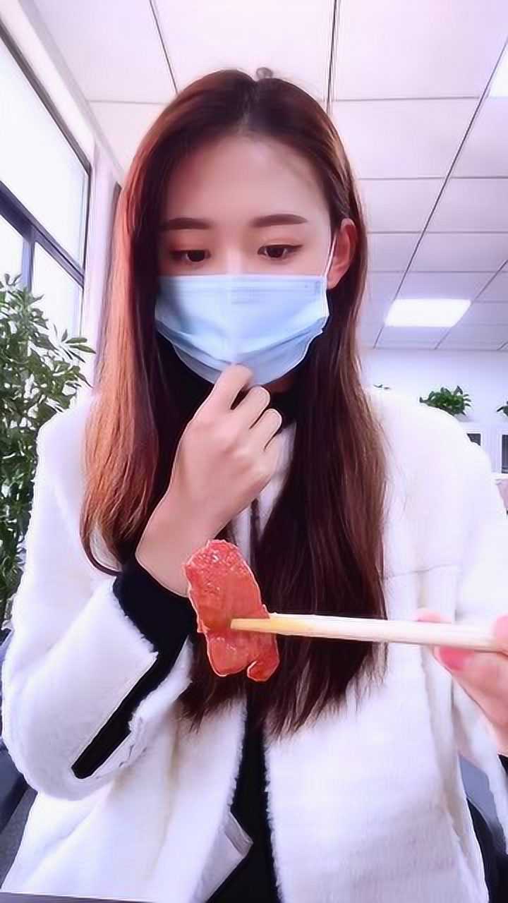 小姐姐为了生命安全,带你见证如何戴口罩吃东西的神操作!
