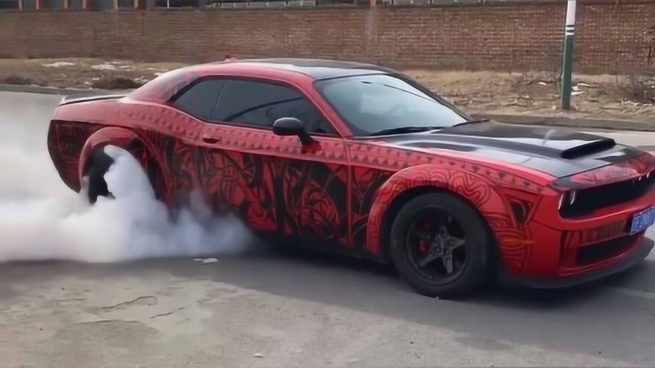 道奇挑战者原地烧胎这才是美系车该有的样子