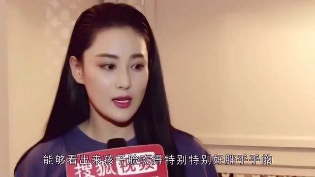 张馨予女儿首曝光!皮肤白嫩大眼睛像妈妈,乖巧配合何捷剪头发!