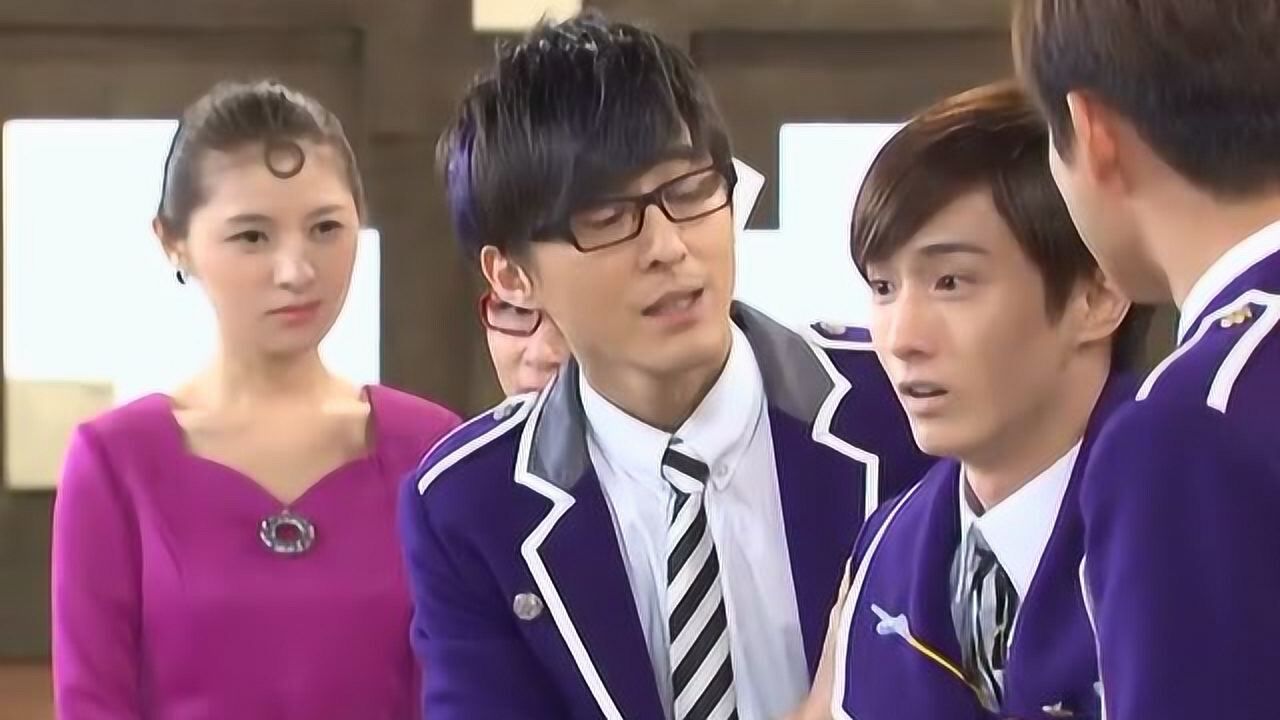 萌学园5:电话亭冒出了白烟,出现了两个人