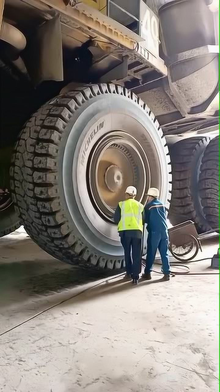 轮胎也太大了,赶上一辆车了,开上这车再也不怕堵车!