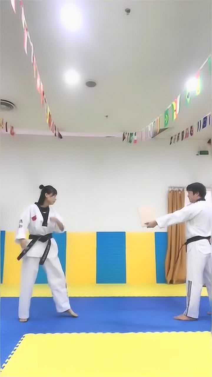 跆拳道黑带二段小姐姐,后旋爆破木板真吓人,是我惹不起的女人!