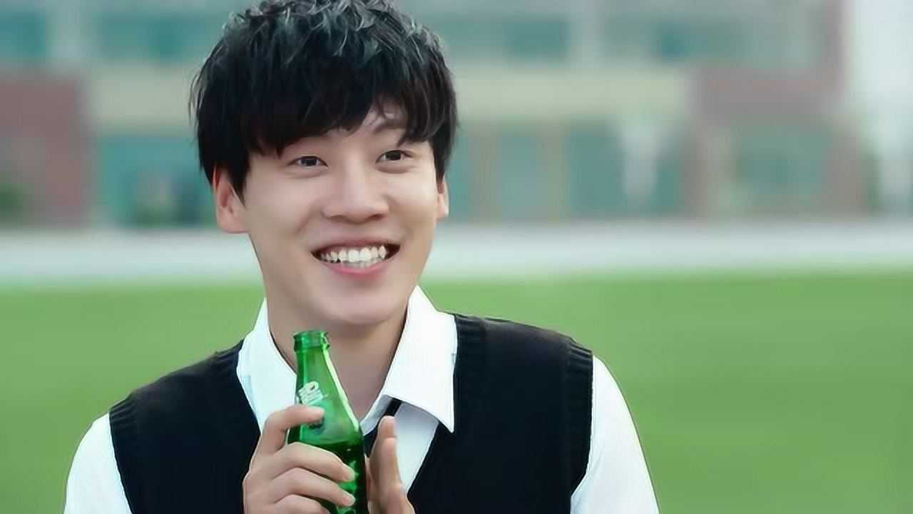 同学两亿岁:陆宇辰讨好易海蓝,只为他能加入战队