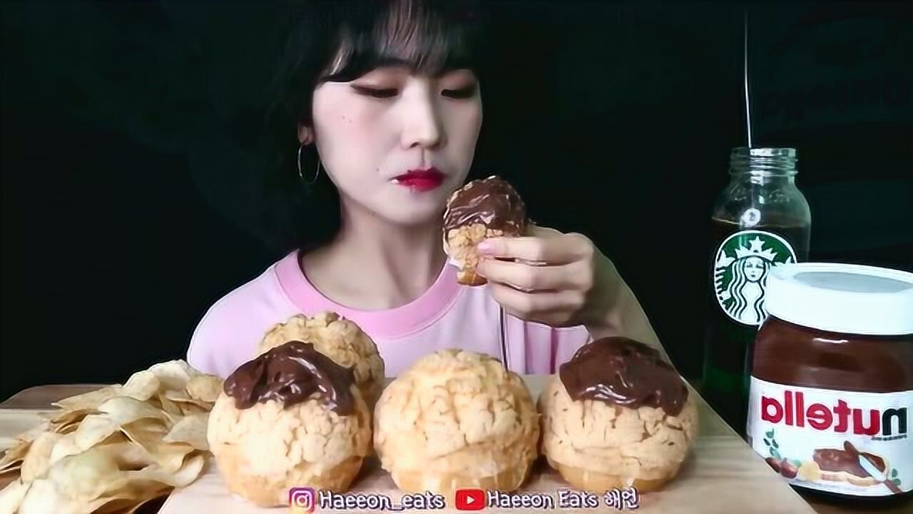 韩国吃播大胃王吃雪糕奶油泡芙搭配巧克力酱吃得太馋人了
