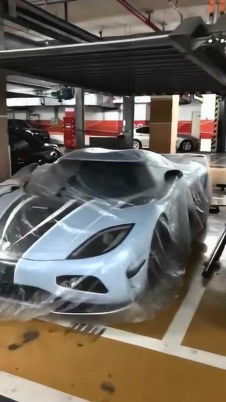 北京汤臣一品的地下车库,停的全都是限量版的豪车,有钱人的世界啊!