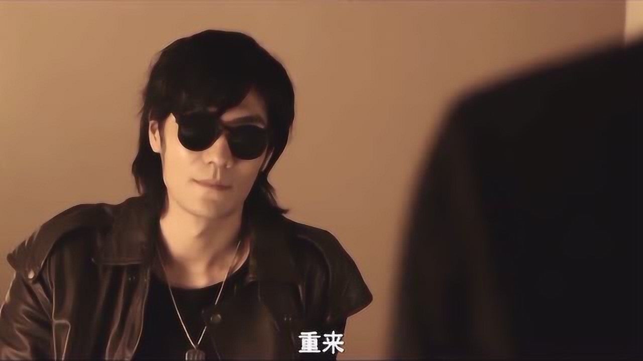 盗墓笔记苏万和黑瞎子居然在酒店房间打高尔夫球