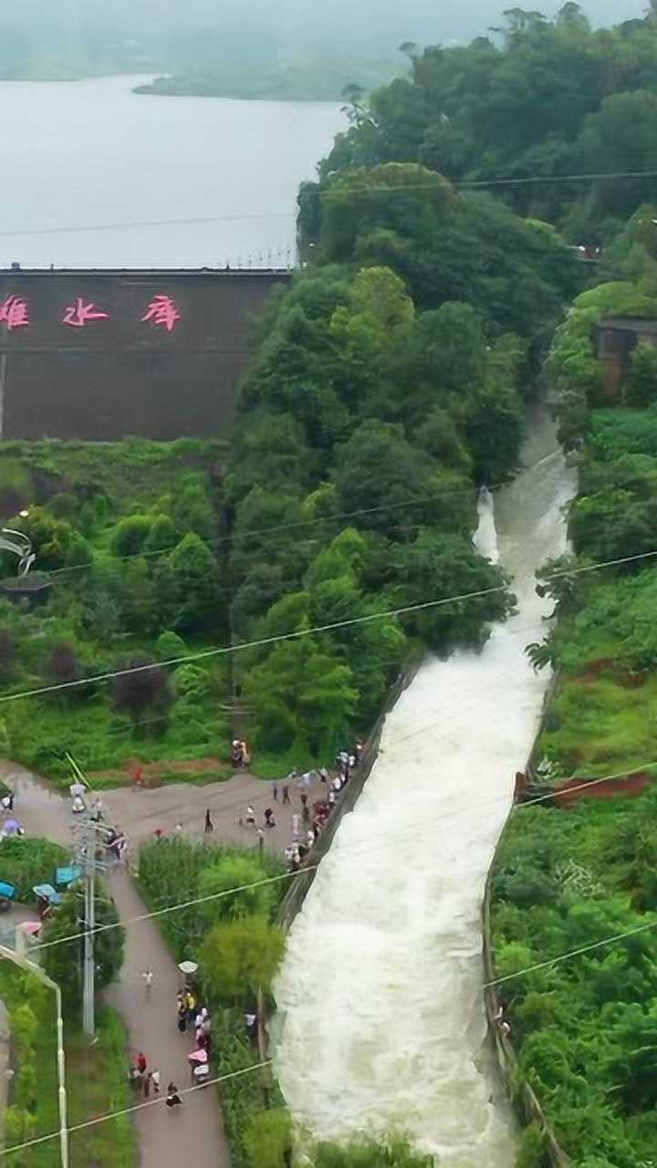 大竹连续下雨,乌木水库开始泄洪了这么多人是来捞鱼的吗?