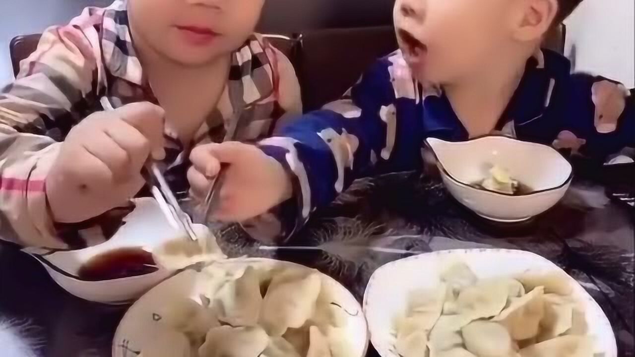 兄弟俩吃饭,哥哥成功忽悠了弟弟的饺子,太逗了