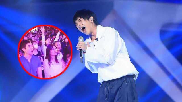 华晨宇演唱《异类》炸裂全场,9万人歌唱震撼人心,花花粉必听曲