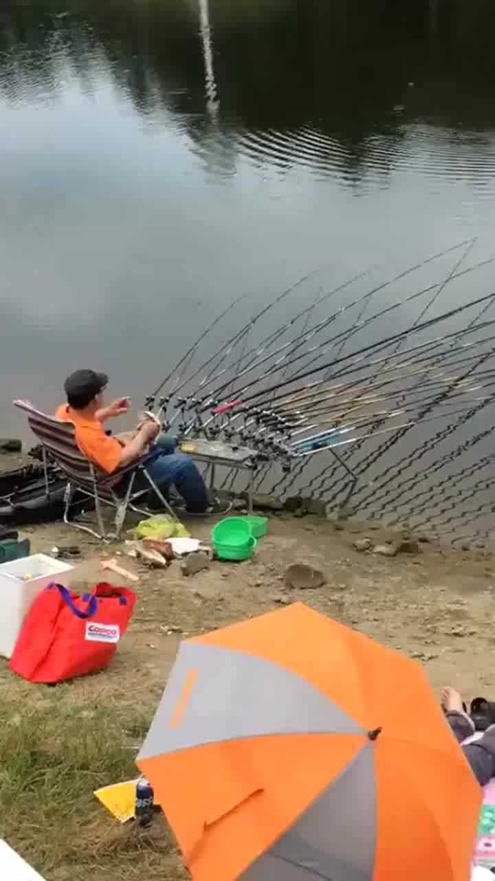 大爷真是豪横,竟然拿这么多的鱼竿钓鱼,有钱任性啊