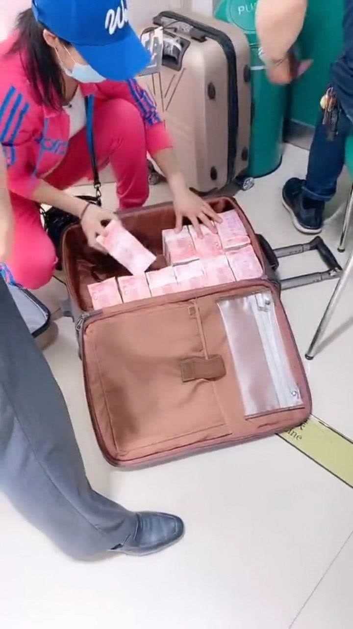 300万的现金长这么大头次见一个行李箱都装不下