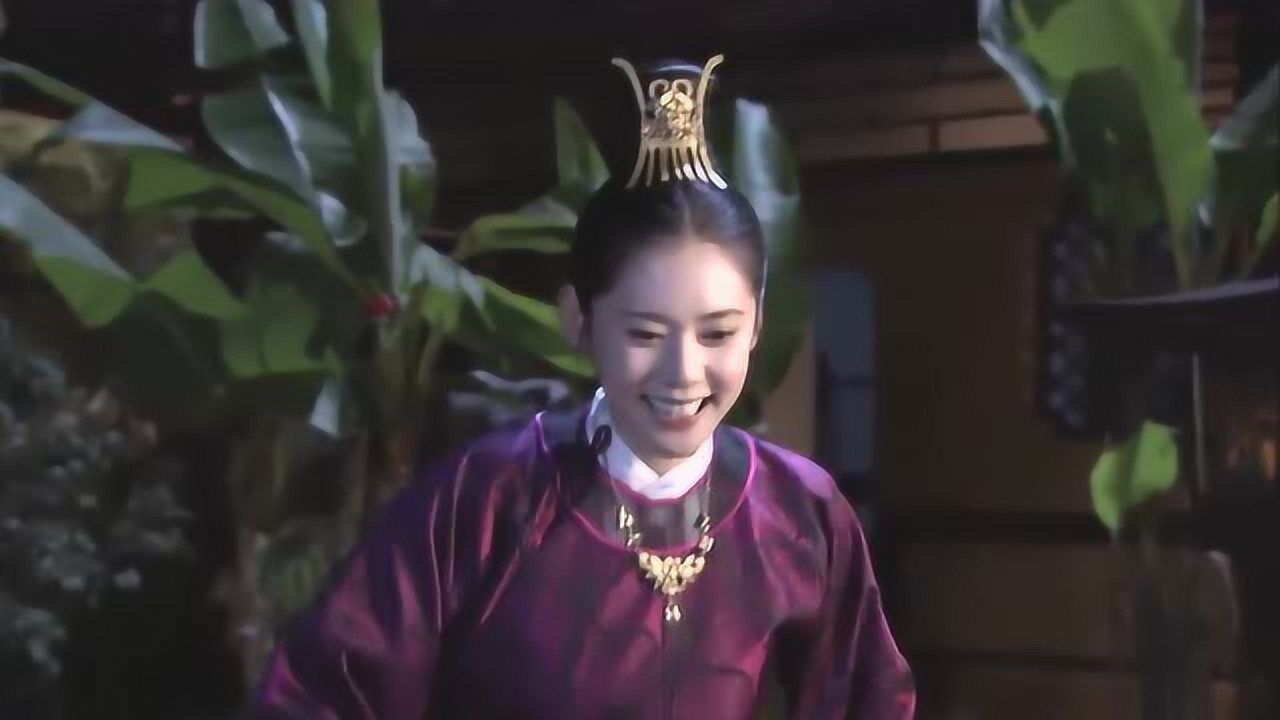 长安三怪探韦若昭招呼狗狗们吃东西让它们慢慢吃
