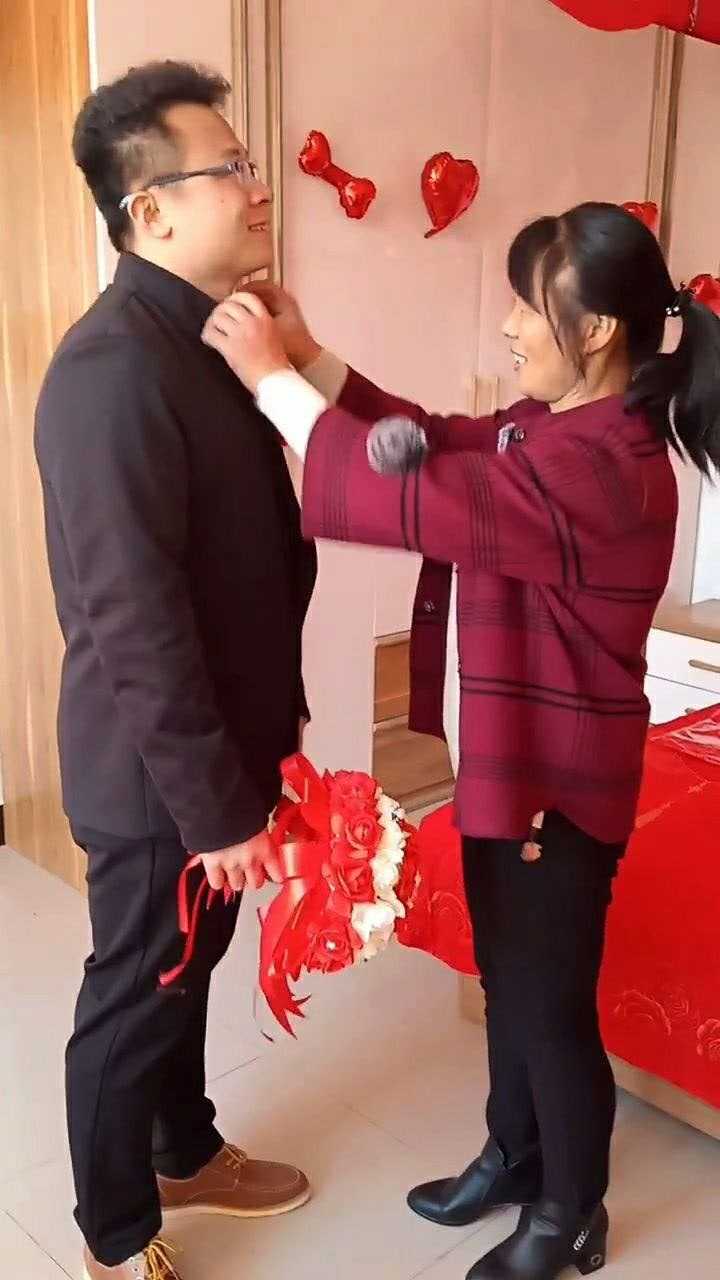 妈妈为儿子整理行装等了二十年儿子终于娶媳妇了