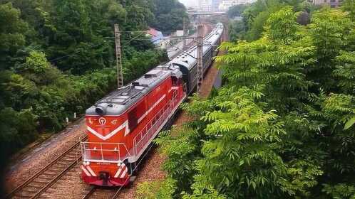 东风7c内燃机车拉着25b绿皮火车,8505次由乔司开往南星桥