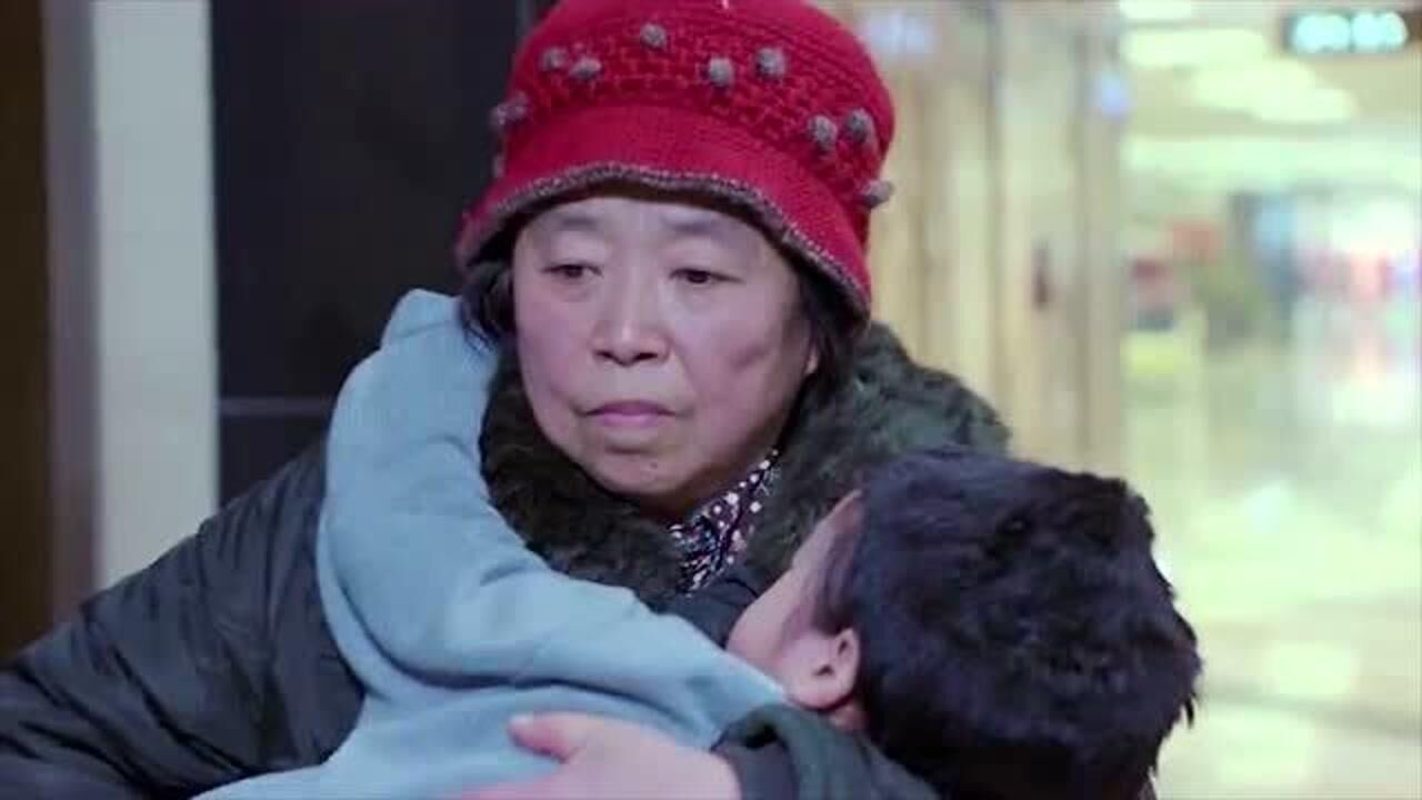 电视剧《我们的生活充满阳光》老人在商场拐骗小孩