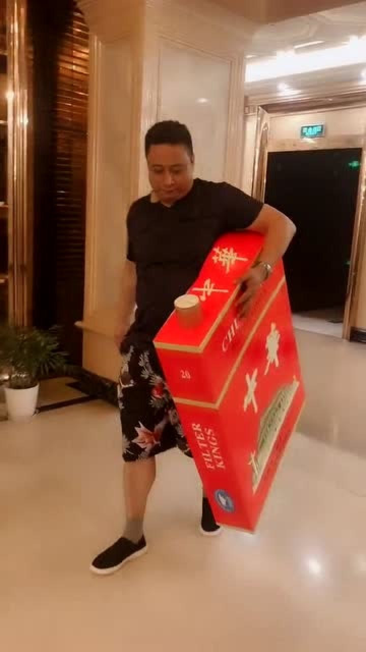 中华烟咱也是抽过的可是这么大的我是见都没见过