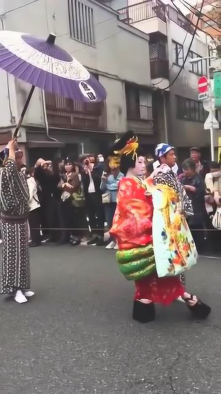 不愧是花魁道中,走路方式都不一样,看着都瘆人