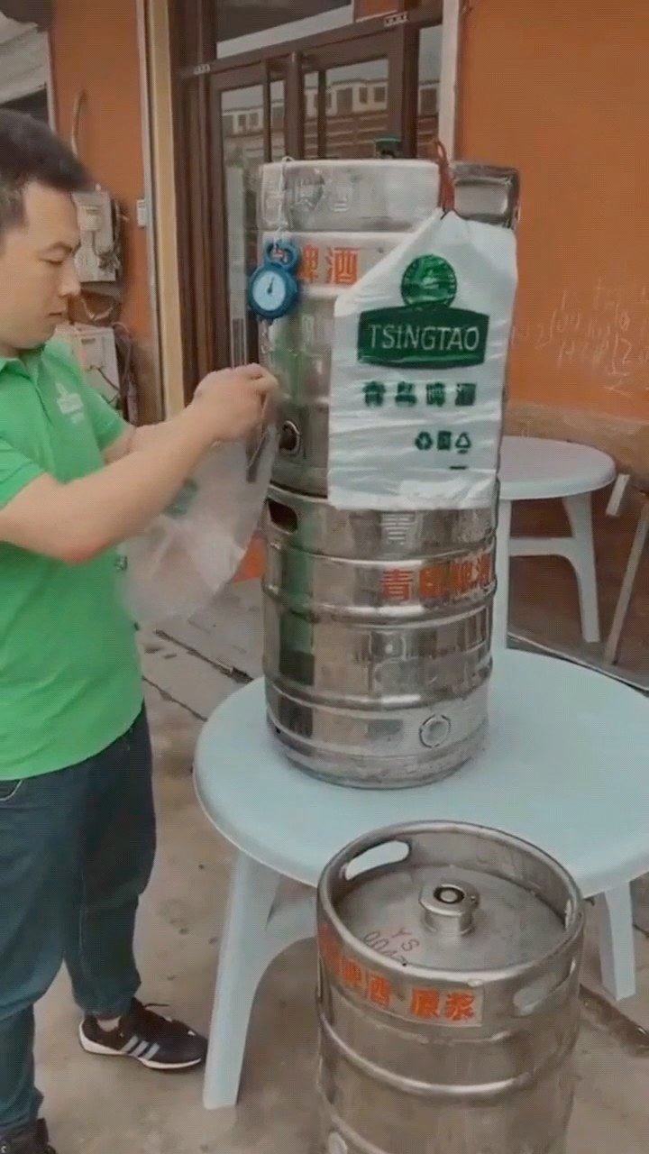 正宗的青岛散装啤酒打酒过程居然是这样的朴实而无华