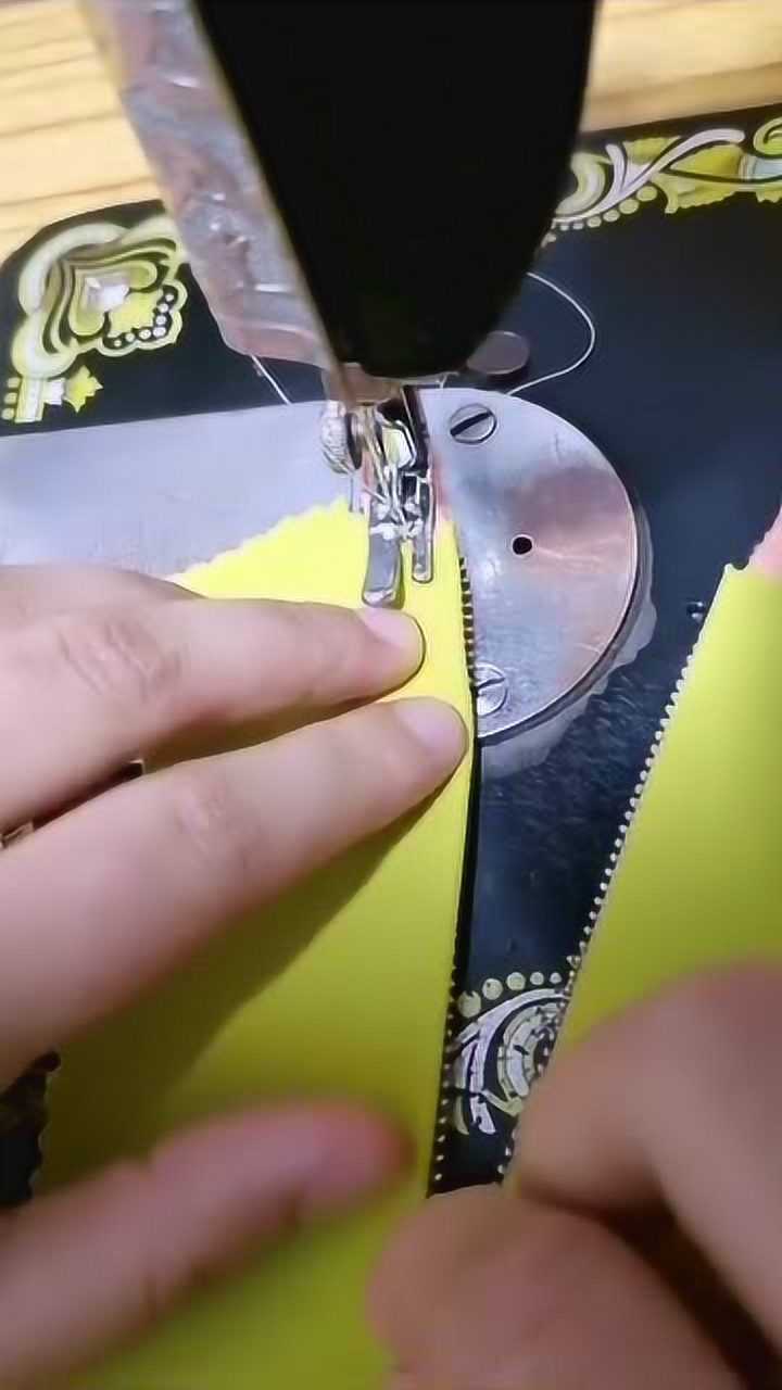 拉链制作车间用上老式缝纫机效率低到离谱