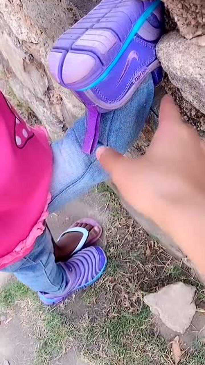 我去,非洲小女孩的脚怎么卡在墙缝里了?