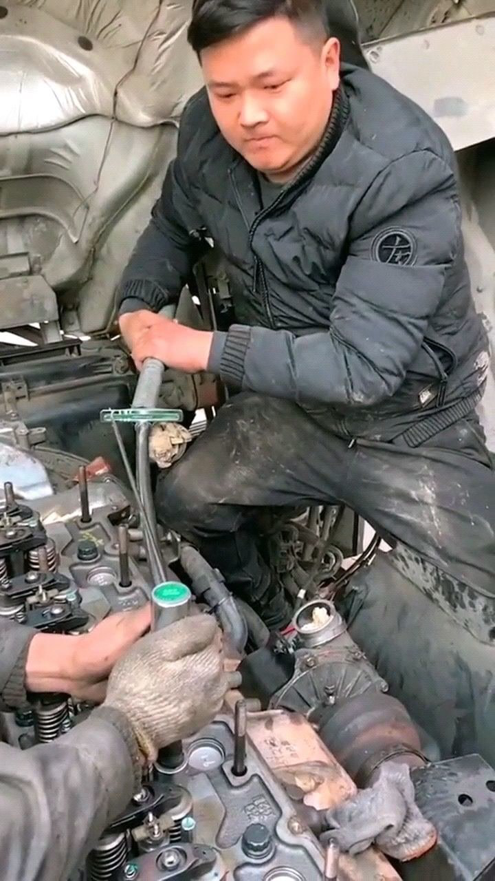 大车修理工现场教学修发电机紧缸盖螺丝一定要紧匀一看就是大师傅