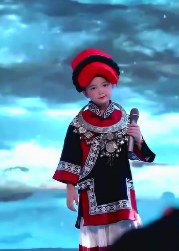 小礼物童声版《阿果吉曲》,这么热的天穿这身衣服,很心疼她!