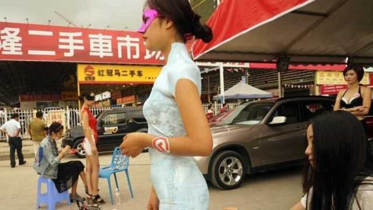 美女为艺术献身，挑战“人体彩绘”大胆上街，镜头记录全过程_腾讯视频