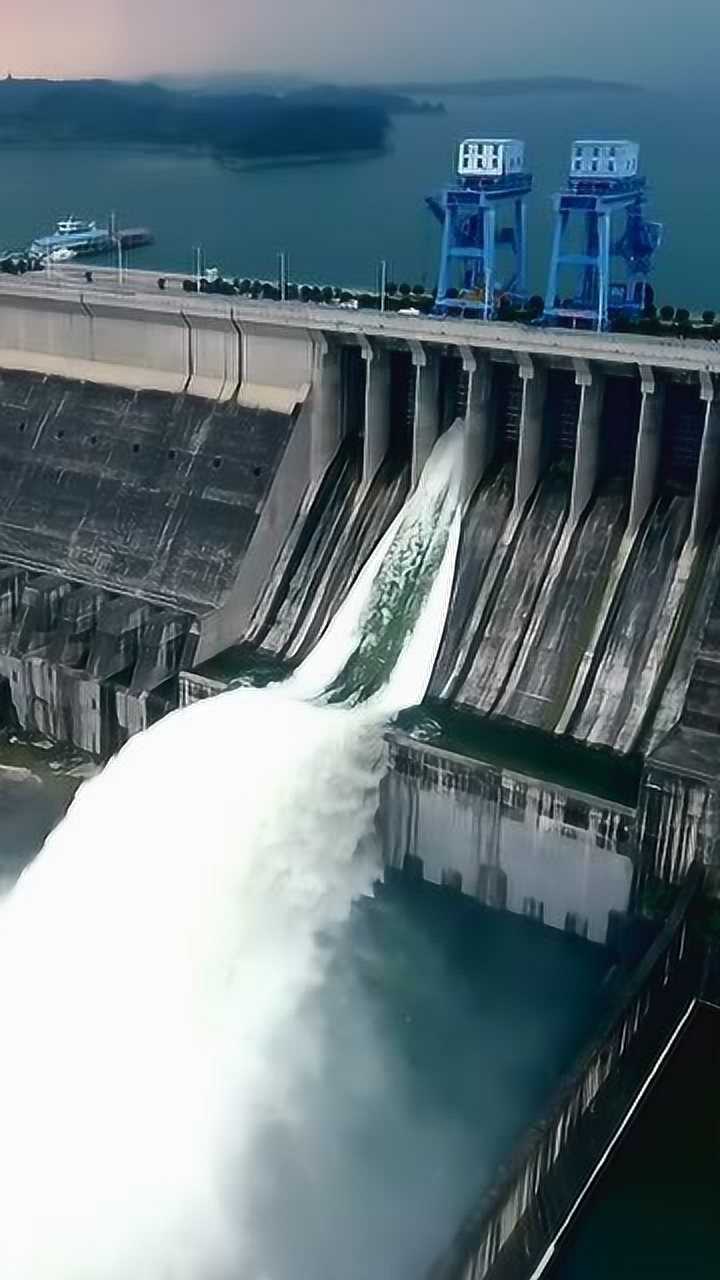 8月7号下午14点,丹江口大坝开启高孔泄洪闸