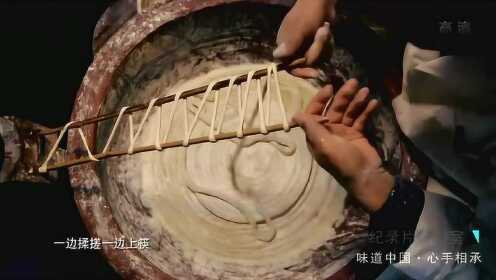 味道中国：做贡面最紧张的环节！发好的面团迅速上筷，粗细均匀