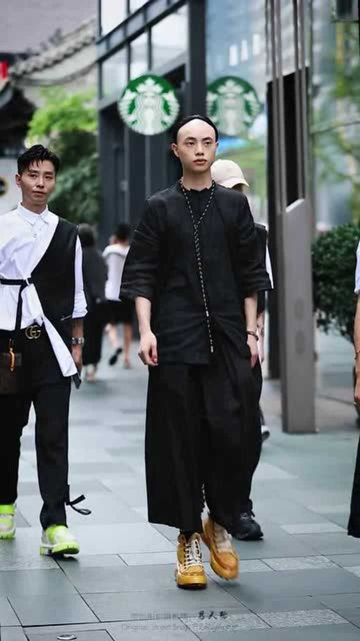 太古里街拍惊现清朝男子走姿出卖了自己