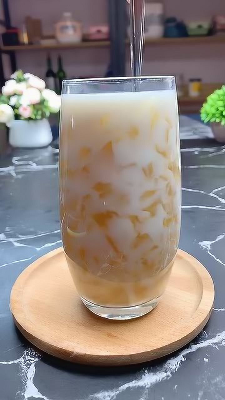 冰糖雪梨做的果冻撞奶,冰凉爽口,太好喝了
