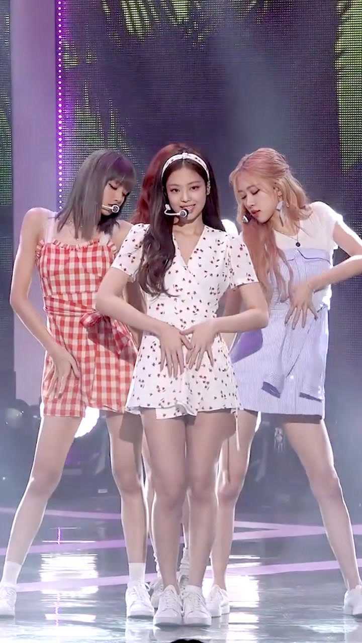 金智妮的腿怕不是lisa的两倍粗!