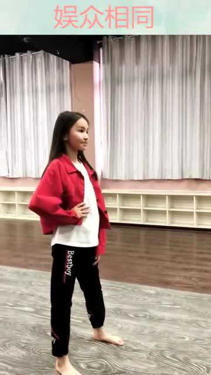 童模宋小睿光着脚练习走秀看完眼前这一幕真担心她会生病