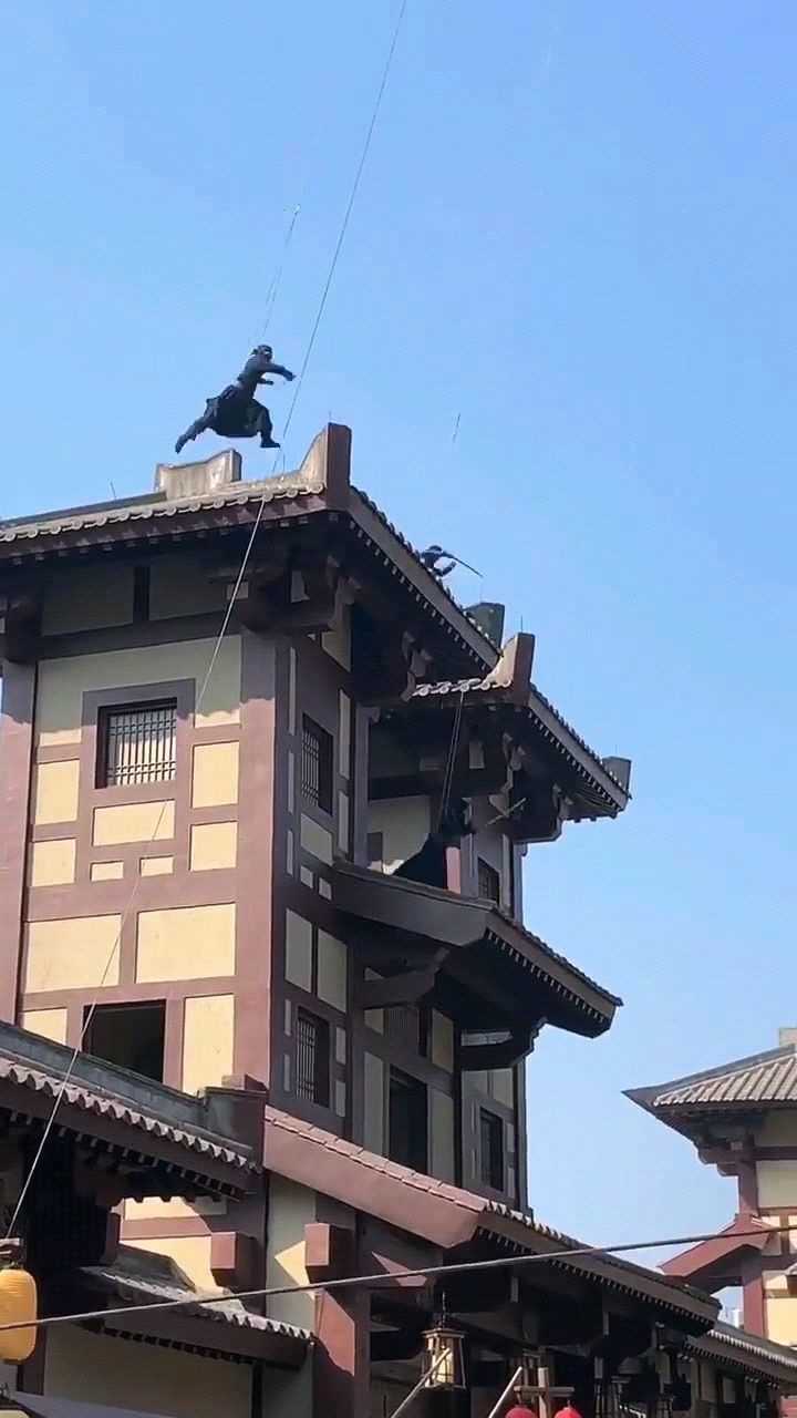 黑衣人飞檐走壁这样拍的
