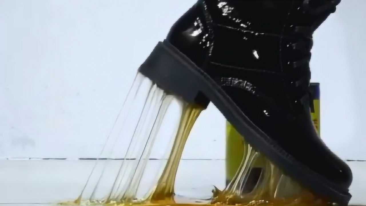 穿鞋踩胶水,鞋底子差点被粘掉,大哥太拼了!