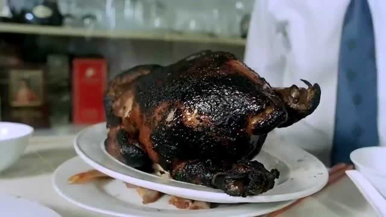 电影:原来妻管严是全国男人的通病,烤鸡都烤糊了,黄百鸣还吃得这么香