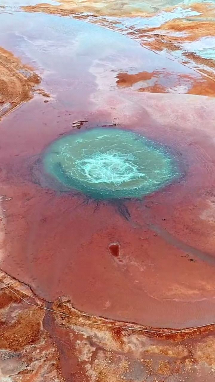荒漠中的泉眼,被当地人称为"地狱之眼",整天都在冒热气!