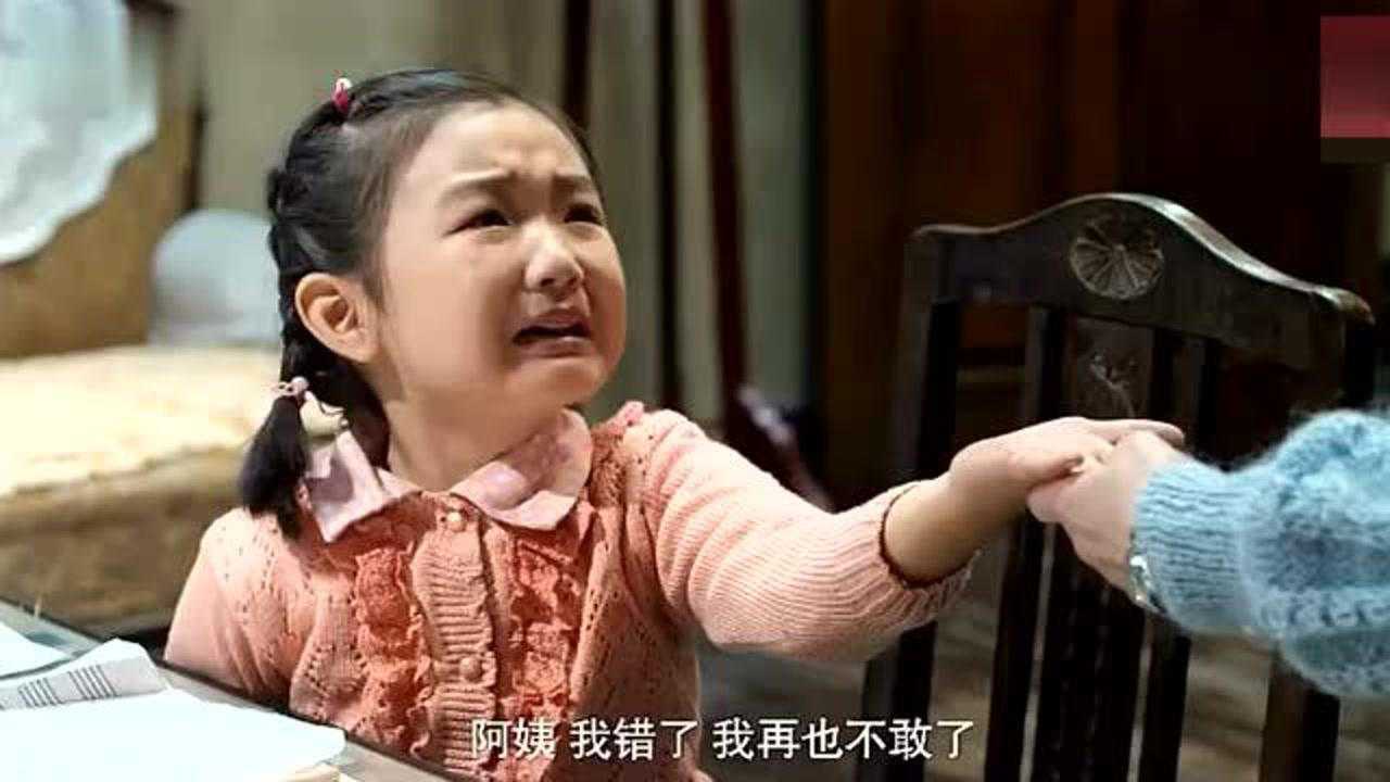 小女孩不想写作业把表调快,结果被老师识破要罚打手心