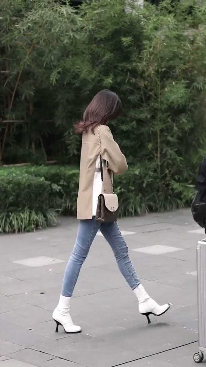 前几天拍到九秘书这次偶遇彦老板可惜没有一起彦儿金牌秘书九