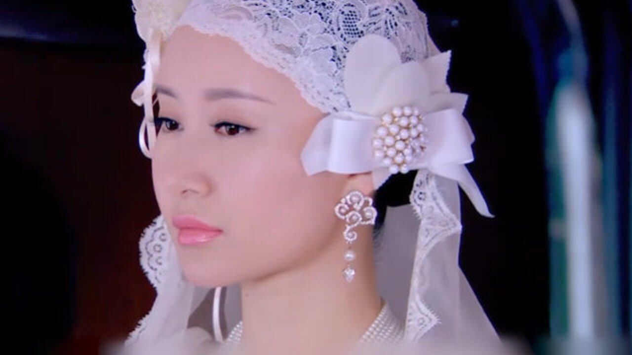 《烽火佳人》第10集:毓婉花车被霆琛持枪拦住,霆琛闯入花车要带毓婉