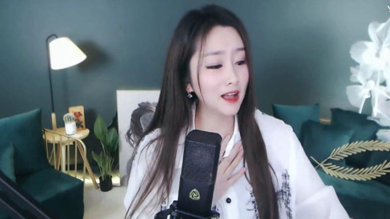 美女主播菲儿演唱《有多少爱可以重来》经典老歌