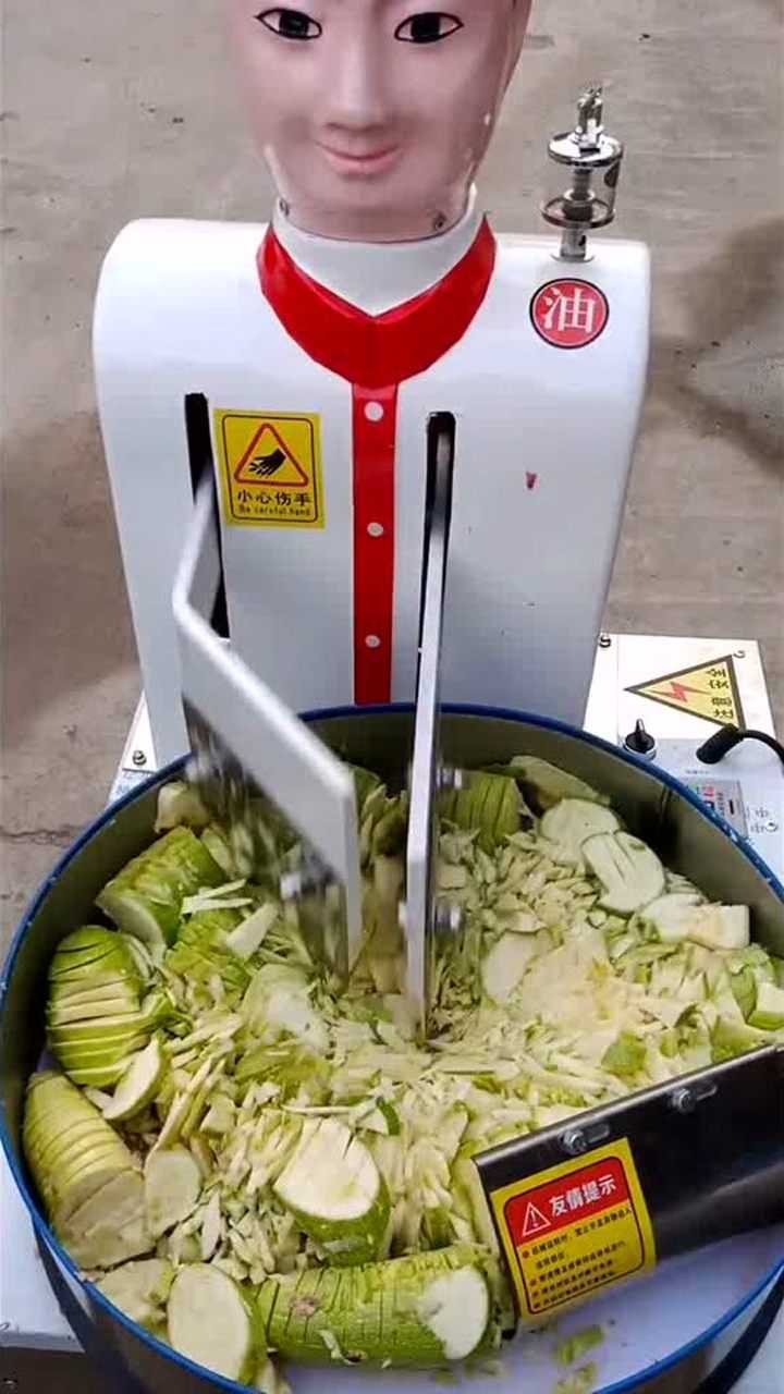 小伙自制切菜机器人,刀法还挺快,堪比五星大厨!