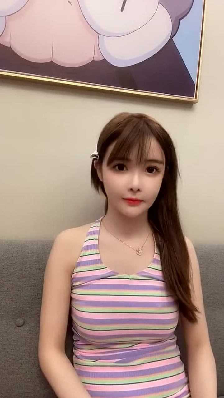 南初妹妹蹦迪的模样让我不经意的皱起了眉